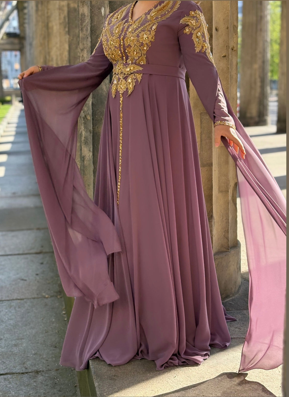 Lila Traum – Kaftan mit Goldstickerei