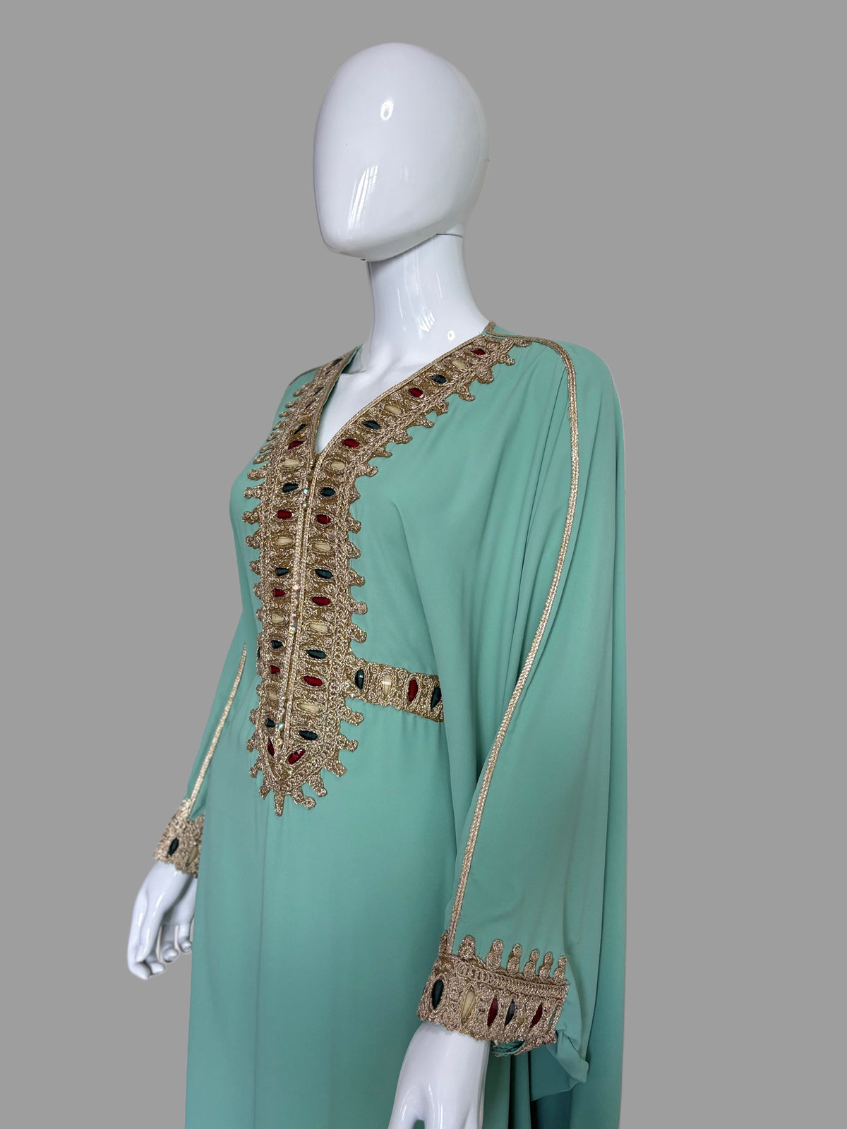 Dara'a mit Golddetail im Khaleeji-Stil