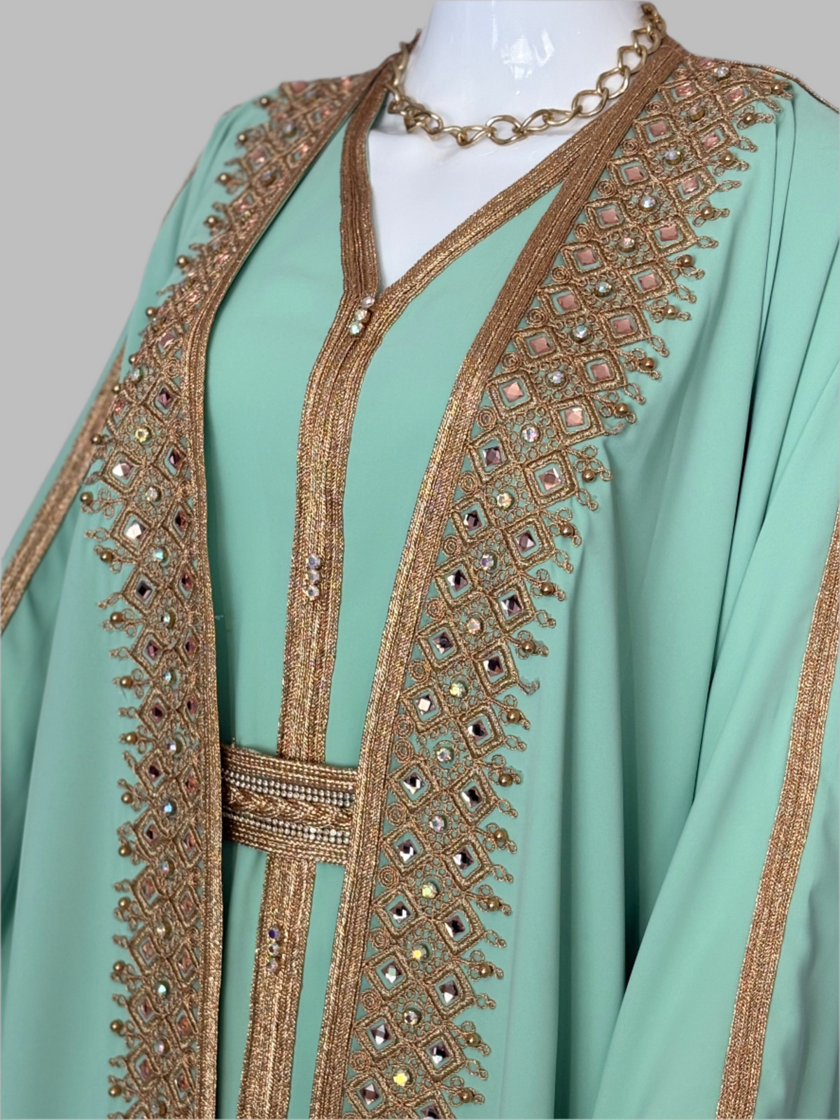 Königliches Kleid mit goldener Stickerei und Gürtel